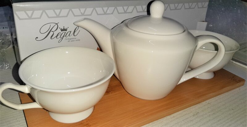 Set 2 tazze da tè con teiera in porcellana su vassoio in legno - immagine 2