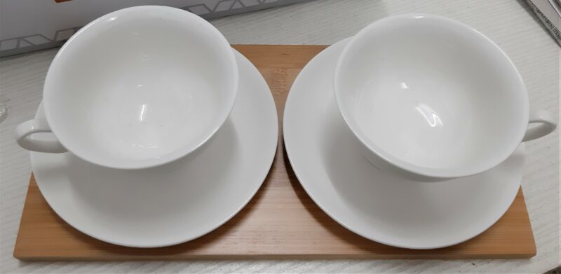 Set 2 tazze da tè in porcellana con vassoio in legno - immagine 3