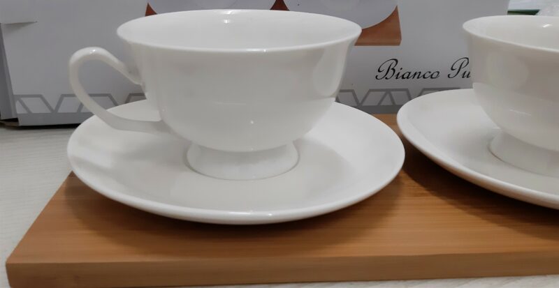 Set 2 tazze da tè in porcellana con vassoio in legno - immagine 2