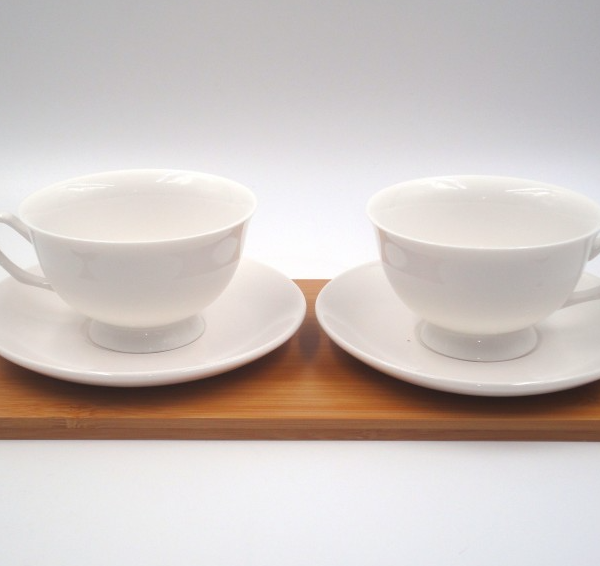 Set 2 tazze da tè in porcellana con vassoio in legno