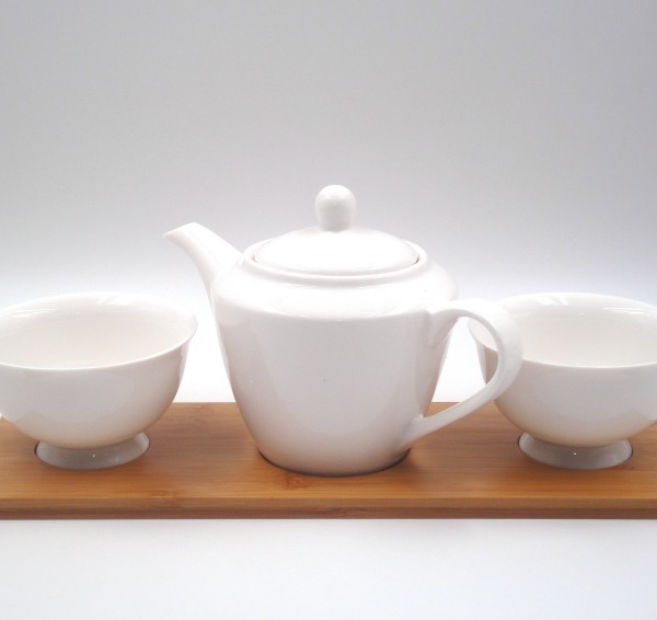 Set 2 tazze da tè con teiera in porcellana su vassoio in legno