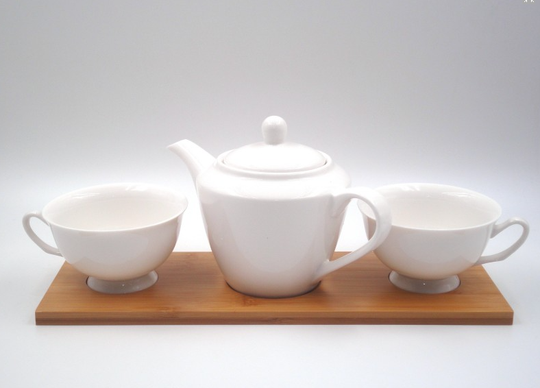 Set 2 tazze da tè con teiera in porcellana su vassoio in legno